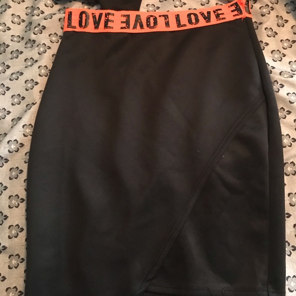 Crop top and skirt outfit - Picture 2 of 3